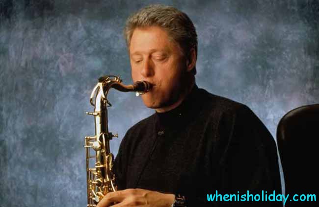 Bill Clinton spielt Saxophon
