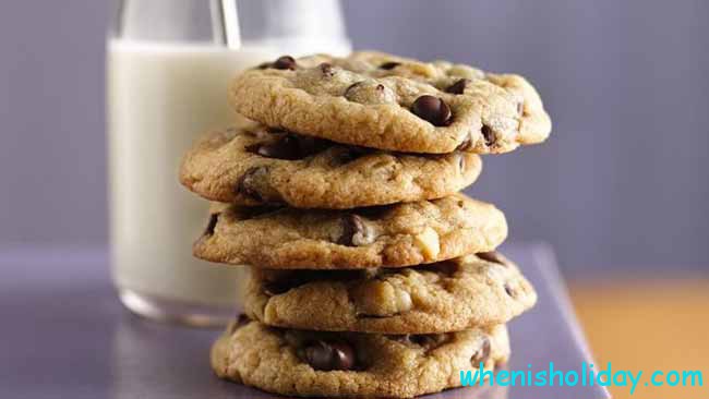 Chocolate Chip Cookie with milk