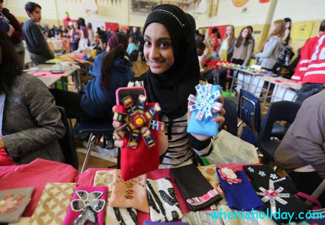 Mädchen zeigt ihre handgefertigten iPhone-Hüllen 