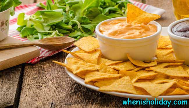 Tortilla Chips with cheese souce